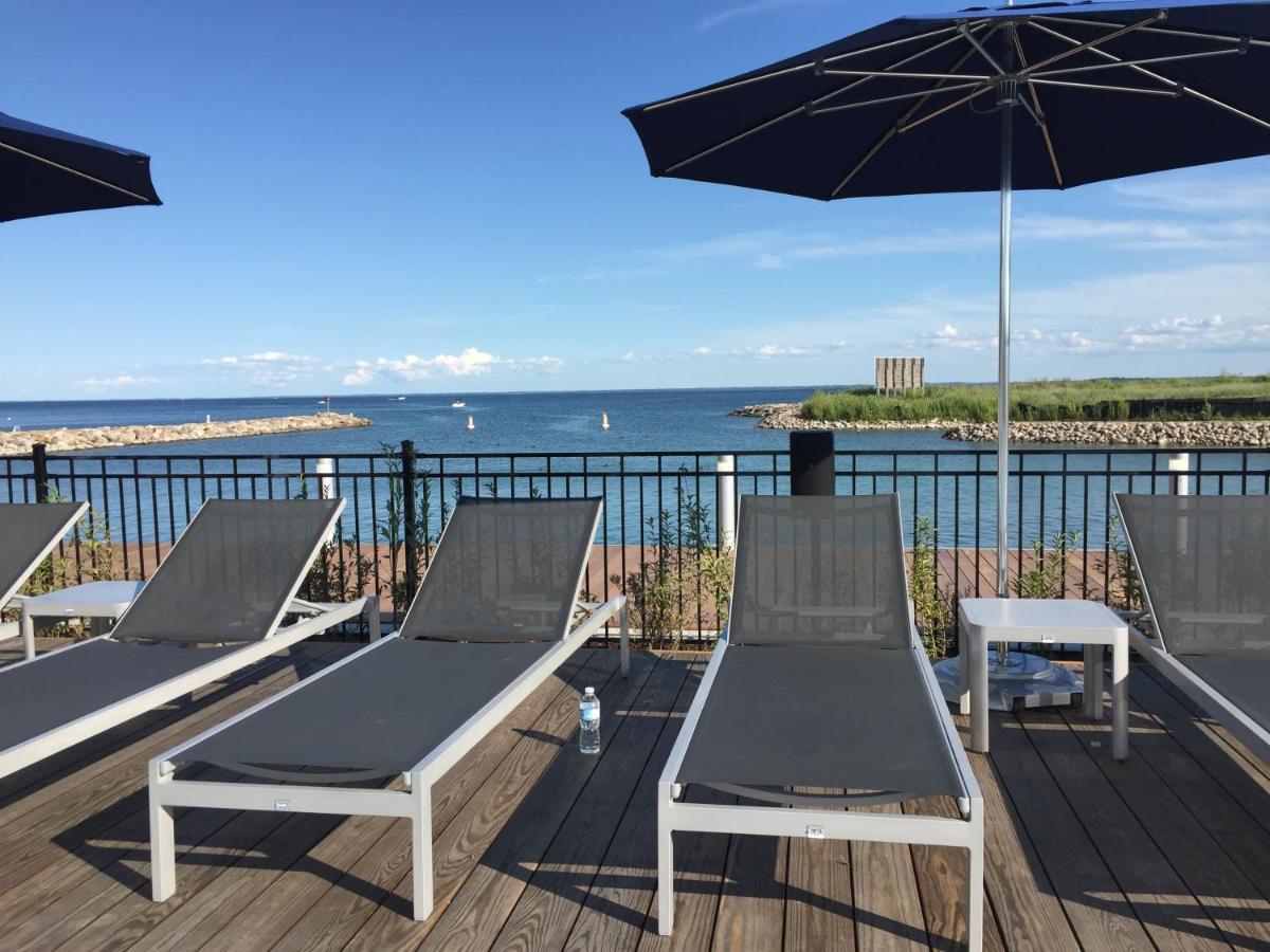 Stunning Stayz At Friday Harbour Beach Marina Resort Lake Simcoe Innisfil מראה חיצוני תמונה