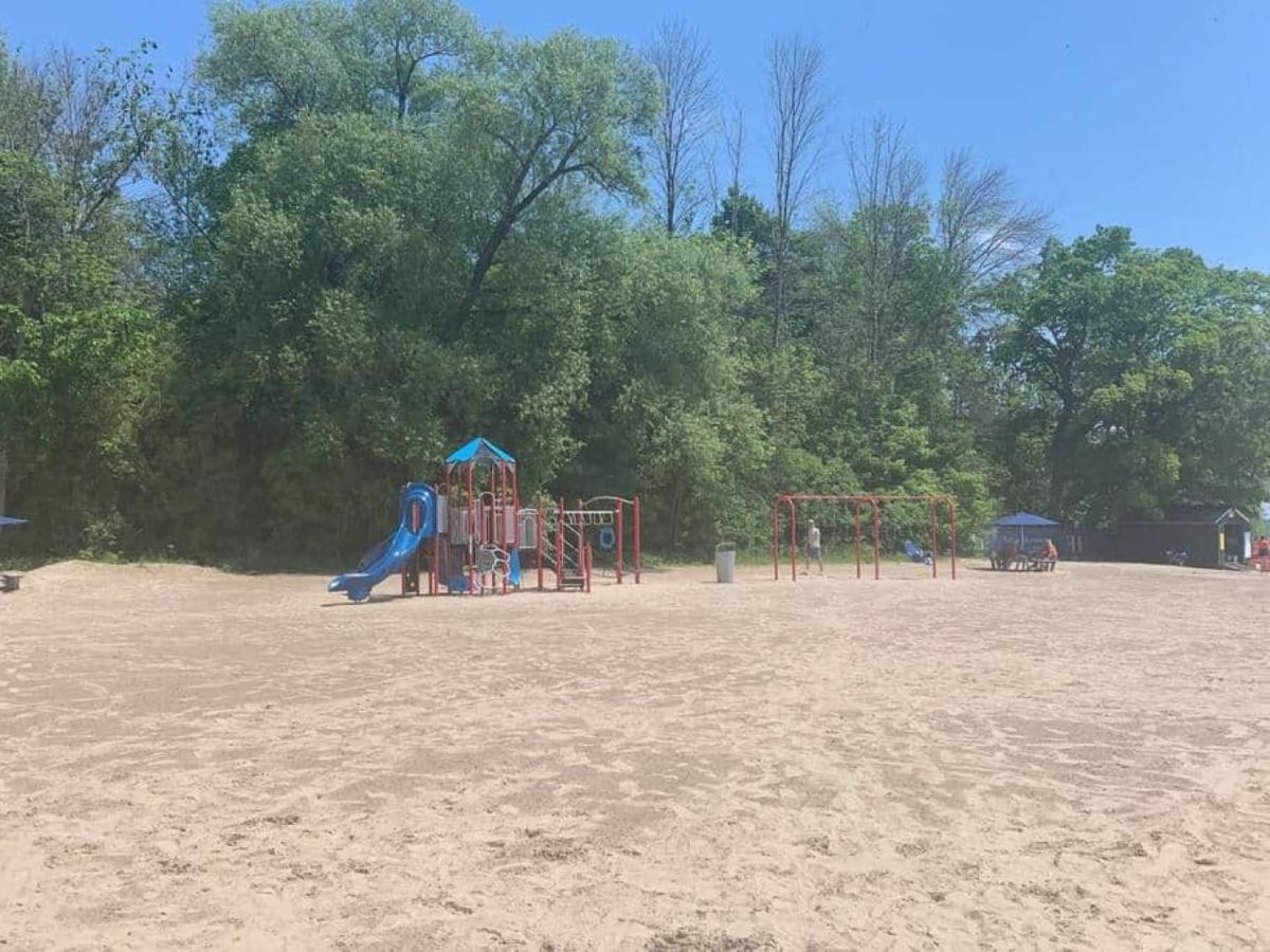 Stunning Stayz At Friday Harbour Beach Marina Resort Lake Simcoe Innisfil מראה חיצוני תמונה