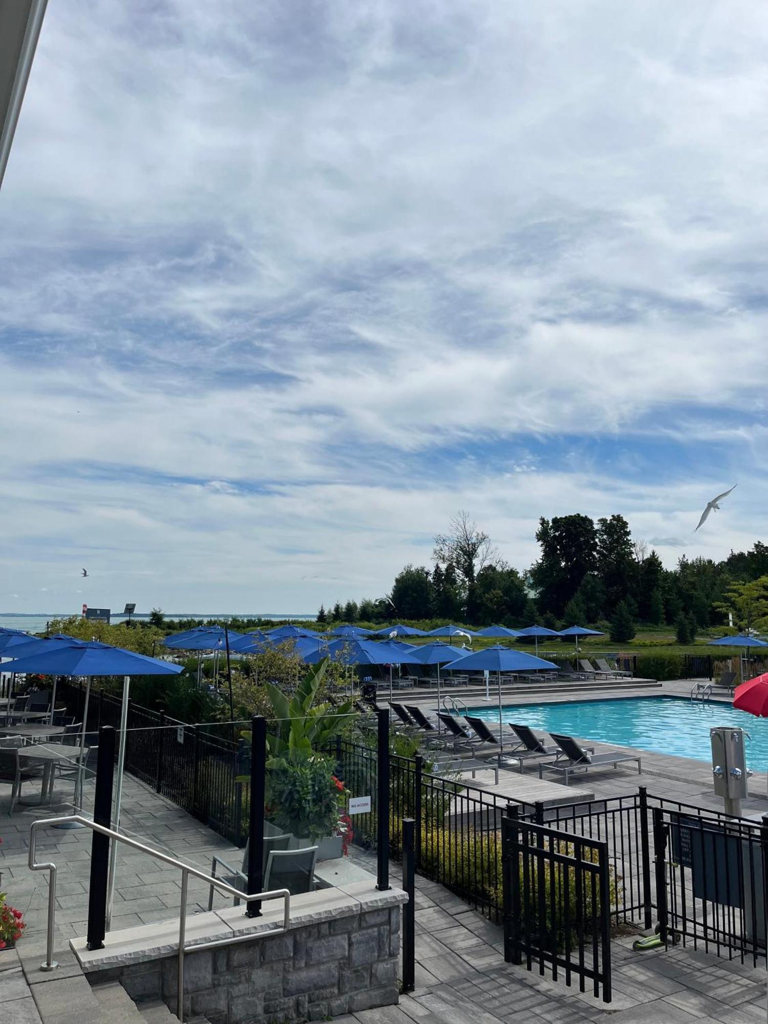 Stunning Stayz At Friday Harbour Beach Marina Resort Lake Simcoe Innisfil מראה חיצוני תמונה